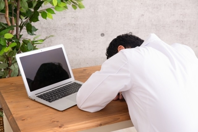 睡眠不足　健康リスク