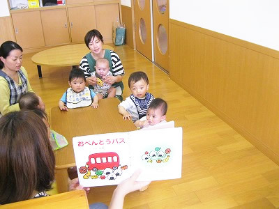 初音保育所 カラーボール遊びに夢中 お知らせ 特別養護老人ホーム 守里苑 病院 介護ナビ Milmil 初音保育所 カラーボール遊びに夢中 お知らせ 特別養護老人ホーム 守里苑 病院 介護ナビ Milmil