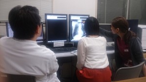 学生がDrからアドバイスを受けているようす